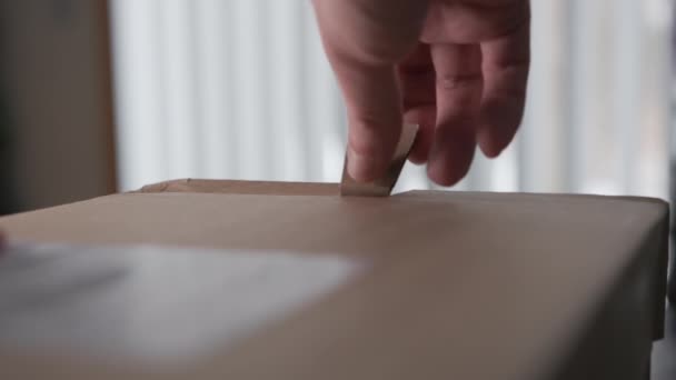 Розпакування Пакету Доставки Відкрита Коробка Рук Людини Високоякісні Кадри — стокове відео