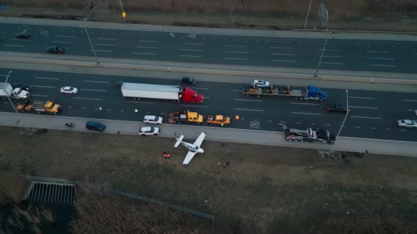 Αεροπλάνο Έκτακτης Ανάγκης Προσγειώνεται Στον Αυτοκινητόδρομο Πυροβολισμός Drone Υψηλής Ποιότητας — Αρχείο Βίντεο