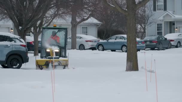 Sneeuwblazer Helder Trottoir Buurt Van Flat House Parkeergelegenheid Vroege Winterochtend — Stockvideo