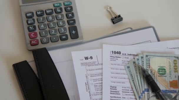 Ένα Αμερικανικό Δολάριο Φορολογικό Νομοσχέδιο Αριθμομηχανή Στυλό Και Χρήματα Των — Αρχείο Βίντεο