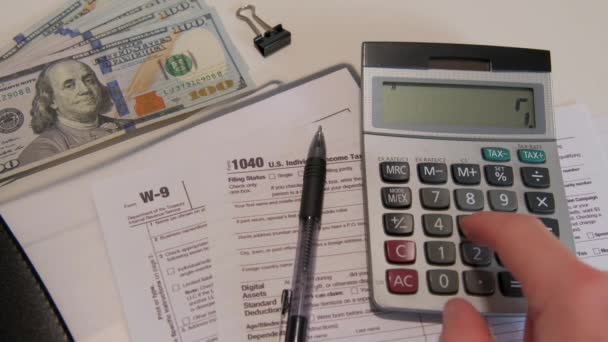 Calcular Montante Uma Calculadora 1040 Formulário Imposto Individual São Colocados — Vídeo de Stock
