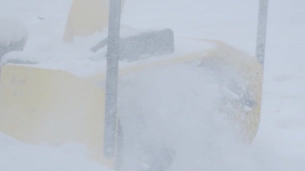Ранним Зимним Утром Снег Расчищает Тротуары Возле Многоквартирных Домов Автостоянок — стоковое видео