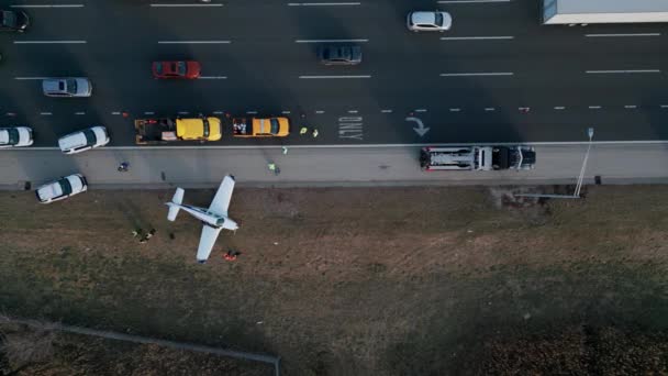 Αεροπλάνο Έκτακτης Ανάγκης Προσγειώνεται Στον Αυτοκινητόδρομο Πυροβολισμός Drone Υψηλής Ποιότητας — Αρχείο Βίντεο