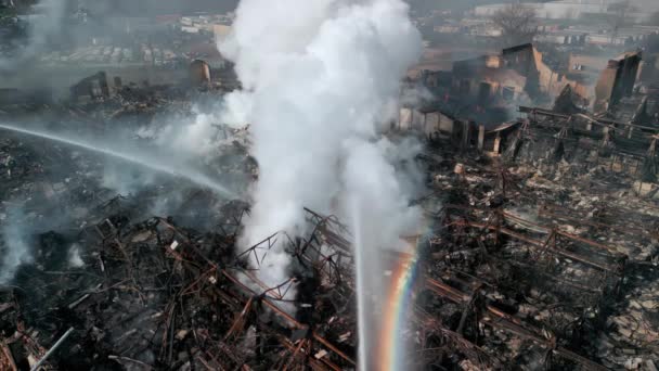 Αεροφωτογραφία Πυροσβεστών Που Πολεμούν Φωτιά Κοντά Στο Μπιούλντινγκ Υψηλής Ποιότητας — Αρχείο Βίντεο