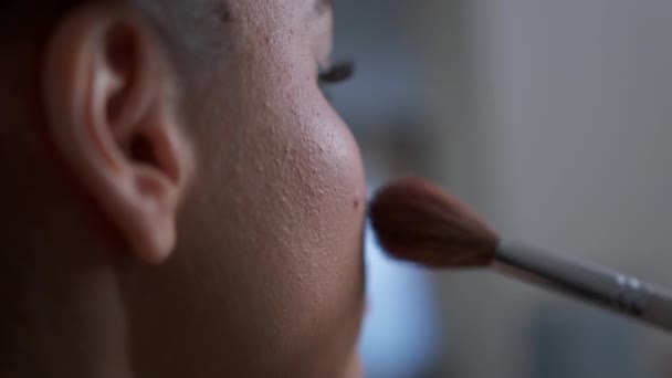 Mujer Maquillaje Uso Cepillo Resaltador Para Hacer Que Brillo Cara — Vídeo de stock