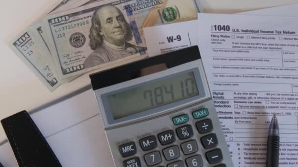 Detailní Záběr Kalkulačky Individuální Daňový Formulář 1040 Jsou Umístěny Stole — Stock video