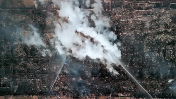 Pemandangan Udara Pemadam Kebakaran Bertempur Dengan Api Dekat Biulding Rekaman — Stok Video