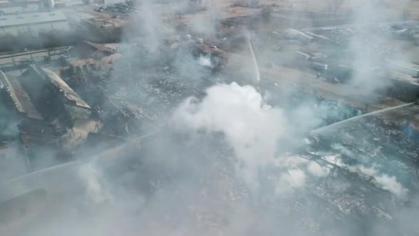 Letecký Pohled Hasiče Bojující Ohněm Poblíž Biuldingu Vysoce Kvalitní Záběry — Stock video