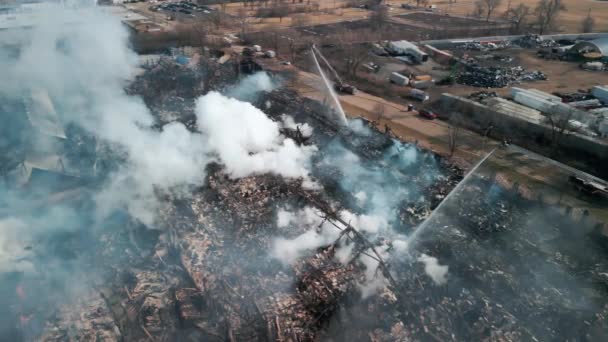 Pemandangan Udara Pemadam Kebakaran Bertempur Dengan Api Dekat Biulding Rekaman — Stok Video