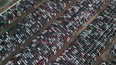 Araba satıcısının büyük araba parkının havadan görünüşü. İkinci el kullanılmış arabalar. Yüksek kalite fotoğraf