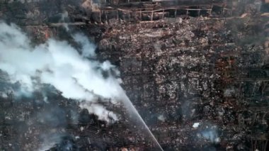 İtfaiyecilerin bilanço yakınlarında ateşle savaştıklarını gösteren hava görüntüsü. Yüksek kalite 4k görüntü