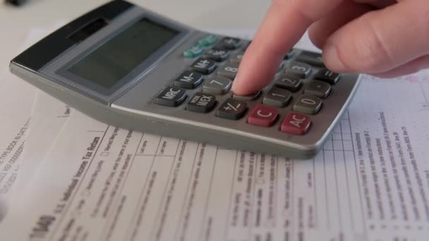 Υπολογίστε Ποσό Μια Αριθμομηχανή 1040 Και Ατομική Φορολογική Μορφή Τοποθετούνται — Αρχείο Βίντεο