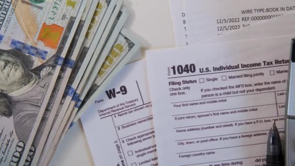Ένα Αμερικανικό Δολάριο Φορολογικό Νομοσχέδιο Αριθμομηχανή Στυλό Και Χρήματα Των — Αρχείο Βίντεο