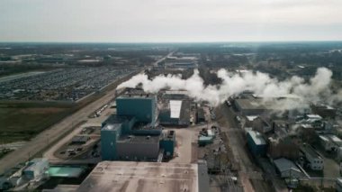 Fabrika ve dumandan oluşan hava görüntüleri fabrika fabrikasının bacasından çıkıyor, çevreyi kirletiyor. - Evet. Yüksek kalite 4k görüntü