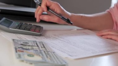 Kadın eli vergi formunu doldurur. Yakın çekim. Yüksek kalite 4k görüntü
