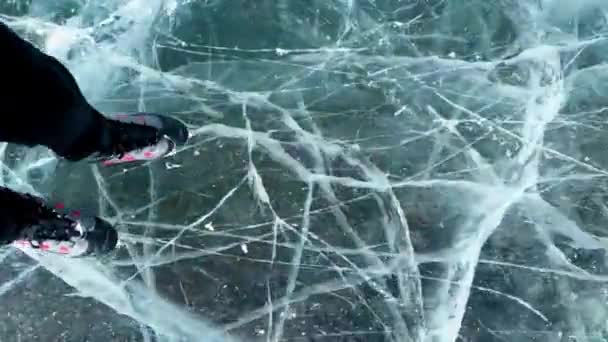 Pov View Person Ice Skating Day Люди Коньках Наслаждаются Зимними — стоковое видео