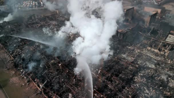 Légi Felvétel Tűzoltókról Akik Tűzzel Harcolnak Biulding Közelében Kiváló Minőségű — Stock videók