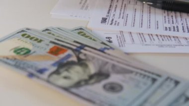 Amerikan doları vergi faturası, kalem hesap makinesi ve Amerikan parası. 1040 ve W9 bireysel vergi formları Amerikan vatandaşının masasına konur. Yüksek kalite 4k görüntü