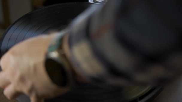 在纺纱乙烯唱片上的老式转盘 是的高质量的4K镜头 — 图库视频影像