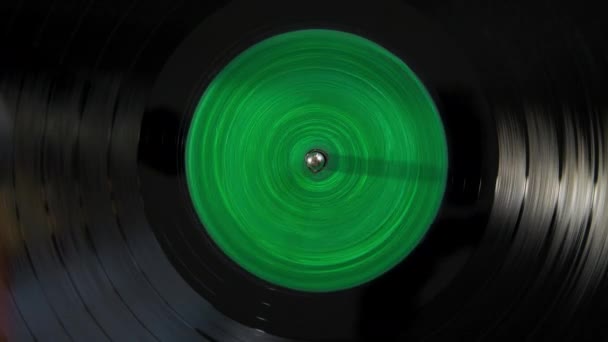 Schwarzes Vinyl Retro Mit Farbbildschirm Der Mitte Platte Auf Plattenspieler — Stockvideo