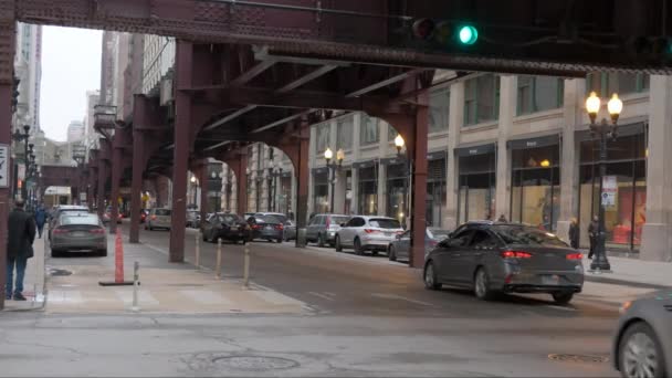 Autóforgalom Chicagóban Csodálatos Mérföld Utca Egy Felhős Téli Napon Függőleges — Stock videók