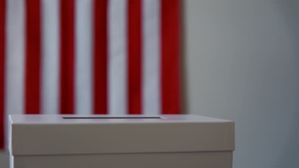 Een Persoon Werpt Haar Stembiljet Tijdens Het Stemmen Voor Verkiezingen — Stockvideo