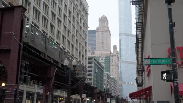 Autóforgalom Chicagóban Csodálatos Mérföld Utca Egy Felhős Téli Napon Függőleges — Stock videók