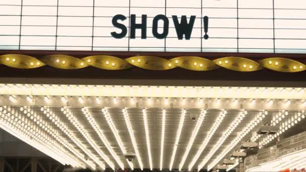 Люди Трафік Збирається Чиказьким Театром Вулиці Районі Пеп Чикаго — стокове відео
