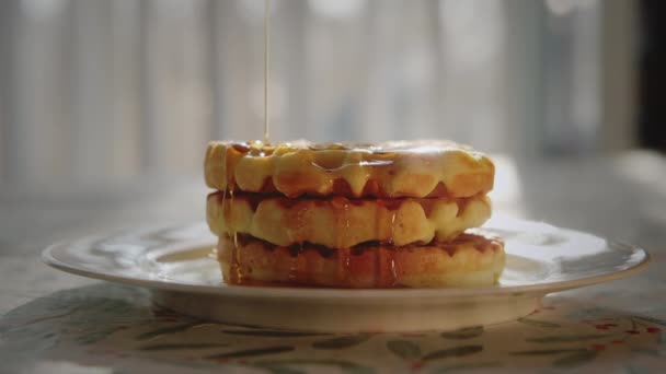 Hands Dripping Maple Syrup Stack Delicious Homemade Pancakes High Quality — Wideo stockowe