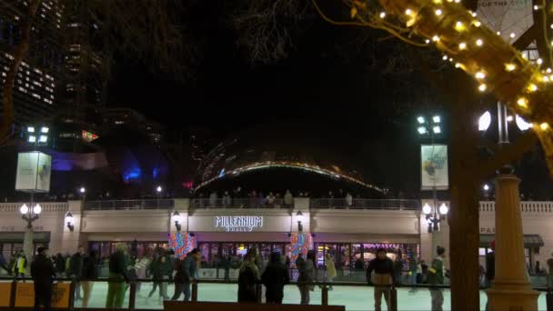 사람들은 겨울밤에 시카고 시내의 아이스 링크에서 스케이트를 탑니다 고품질 — 비디오