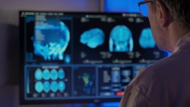 Hombre Doctor Analizando Resonancia Magnética Una Oficina Del Hospital Imágenes — Vídeos de Stock