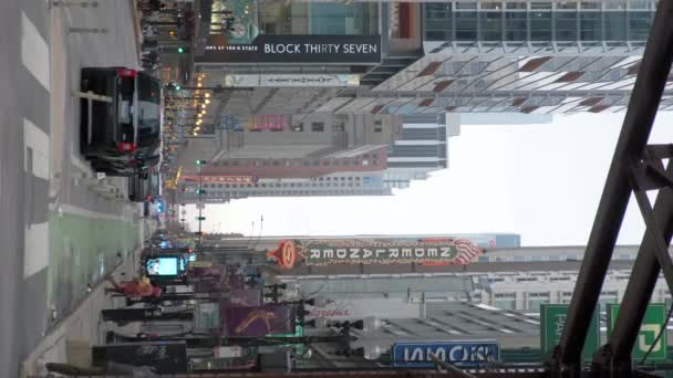 Auto Verkeer Chicago Magnificent Mile Straat Een Bewolkte Winterdag Verticaal — Stockvideo