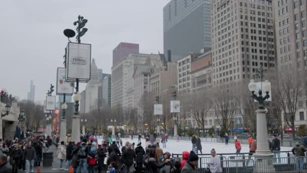 People Skating Outdoor Ice Rink Downtown Chicago Cloudy Winter Day — Vídeos de Stock