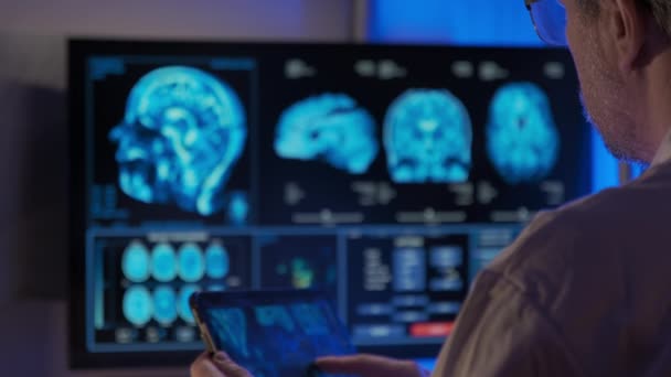 Hombre Doctor Analizando Resonancia Magnética Una Oficina Del Hospital Imágenes — Vídeo de stock