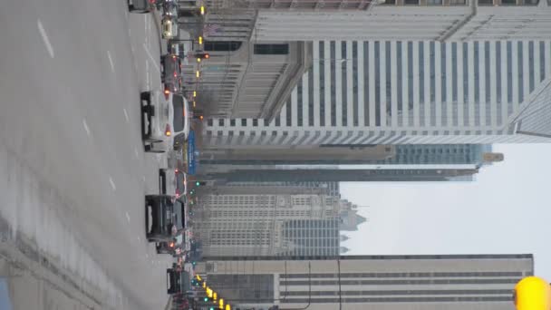 Auto Verkeer Chicago Magnificent Mile Straat Een Bewolkte Winterdag Verticaal — Stockvideo