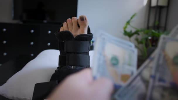 包帯の中に黒い釘で負傷した足 お金は数えられる 高品質4K映像 — ストック動画