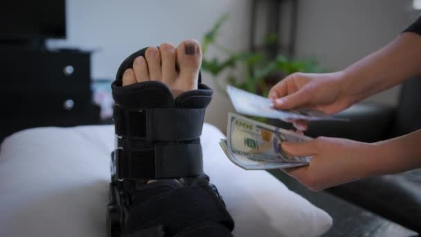 Zraněná Noha Černým Hřebíkem Obvazu Peníze Počítají Vysoce Kvalitní Záběry — Stock video