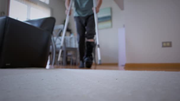 Man Broken Leg Black Fracture Boot Cast Trying Walk Crutches — Wideo stockowe