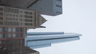 Chicago Muhteşem Mil caddesinde Bulutlu Kış Günü 'nde araba trafiği. Dikey çekim. ŞİKALİ