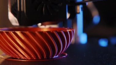 3D yazıcı çalışıyor, plastikten birleştirilmiş depozito modellemesi. - Evet. Yüksek kalite 4k görüntü