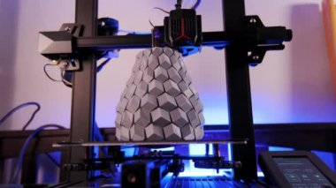 3D yazıcı çalışıyor, plastikten birleştirilmiş depozito modellemesi. - Evet. Yüksek kalite 4k görüntü