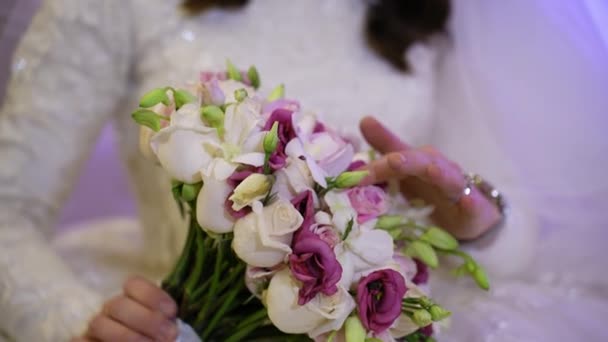 ウェディングドレッシング保持結婚式の花束で花嫁 花束を保持する結婚指輪と花嫁の手 高品質4K映像 — ストック動画