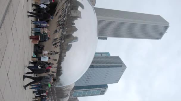 豆だよ 観光客の多くは 2023年1月3日に米国シカゴのダウンタウンにあるモニュメントを訪問しました 高品質4K映像 — ストック動画