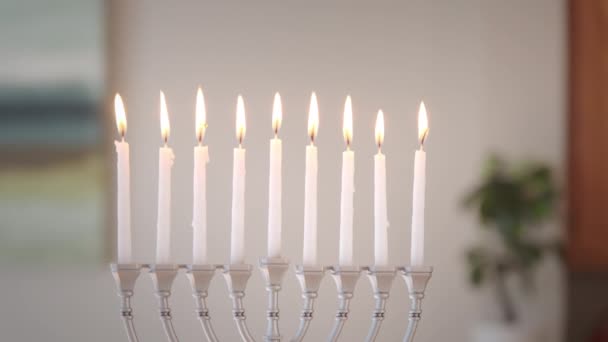 Kaarsen Aangestoken Voor Hanukkah Hanukkiah Menorah Wazig Achtergrond Huis Hoge — Stockvideo