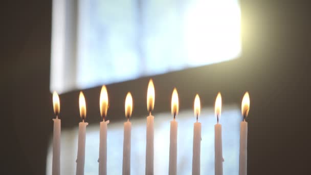 Λευκά Κεριά Αναμμένα Για Hanukkah Στο Hanukkah Menorah Και Ακτίνες — Αρχείο Βίντεο