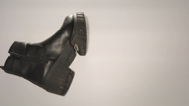 白い背景に黒いブーツをクラック 高品質4K映像 — ストック動画