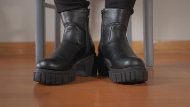 Kırık Siyah Çizmeler Ayaklarına Giyilmiş Çatlamış Tabanı Göstereceğiz Yüksek Kalite — Stok video