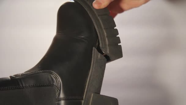 Las Manos Las Mujeres Sostienen Los Zapatos Con Suelas Agrietadas — Vídeos de Stock