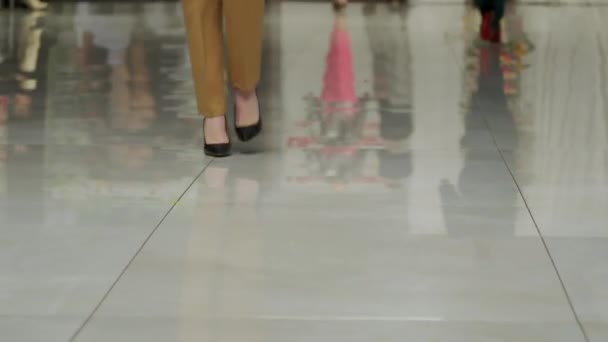 Las Modelos Caminan Por Pasarela Diferentes Vestidos Durante Desfile Moda — Vídeo de stock