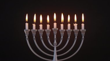 Hanukkiah Menorah siyah arka planında beyaz mumlar Hanuka için yakıldı. Yüksek kalite 4k görüntü